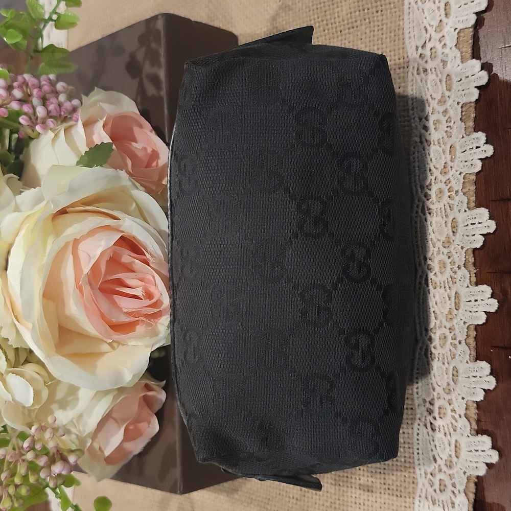 In excellent condition & Authentic small Gucci pouch